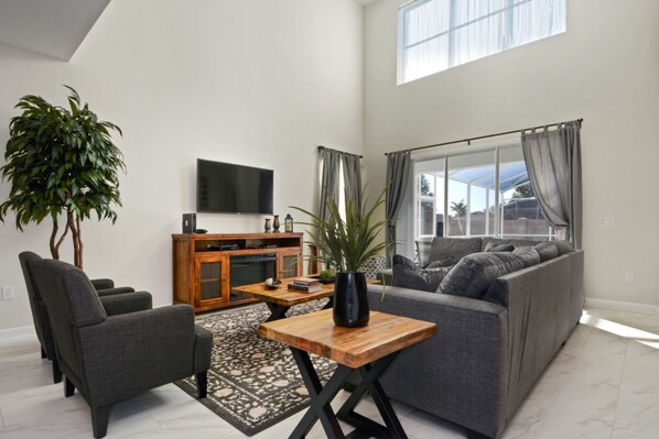 House, 5 Bedrooms | Living area