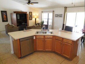House, 4 Bedrooms | Living area
