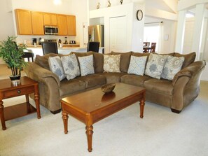 Huis, 4 slaapkamers | Woonruimte | Een flatscreentelevisie en een dvd-speler