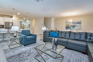 Talo, useita sänkyjä | Oleskelualue | Taulutelevisio, pöytäjalkapallopöytä