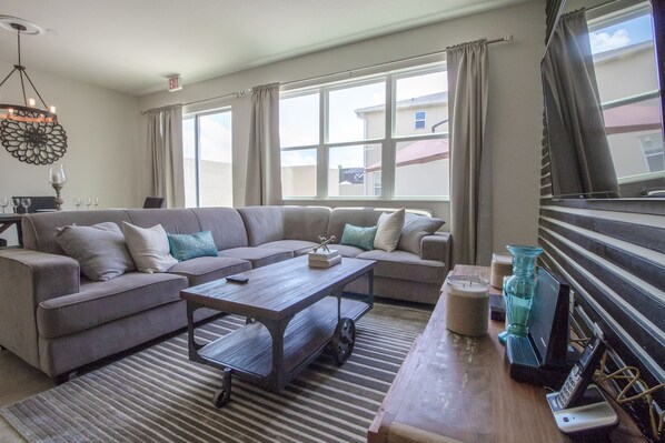 House, 4 Bedrooms | Living area