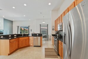 House, 5 Bedrooms | Private kitchen