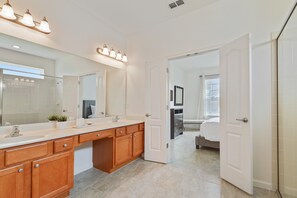 House, 5 Bedrooms | Bathroom | Towels