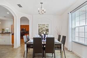 House, 5 Bedrooms | In-room dining