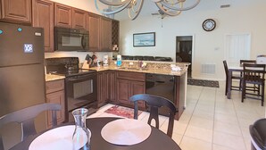 House, 5 Bedrooms | Makan dalam bilik
