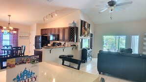 House, 5 Bedrooms | Ruang tamu