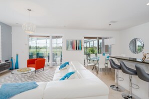 House, 6 Bedrooms | Living area - Solterra 5217 (Davenport)