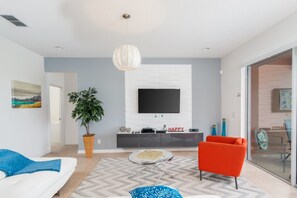 House, 6 Bedrooms | Living area - Solterra 5217 (Davenport)