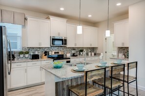 House, 5 Bedrooms | Private kitchen