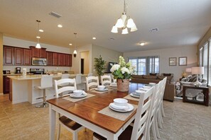 House, 6 Bedrooms | In-room dining