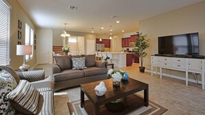 House, 6 Bedrooms | Living area