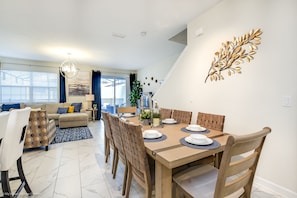 Maison en rangée, 5 chambres | Repas dans la chambre