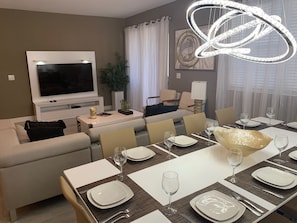 Townhome, 5 Bedrooms | In-room dining