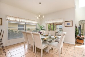 House, 5 Bedrooms | In-room dining
