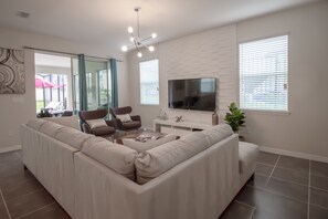 Hus, 6 soverom | Oppholdsområde | Flatskjerm-TV