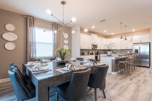 Ferienhaus, 6 Schlafzimmer | Essbereich im Zimmer