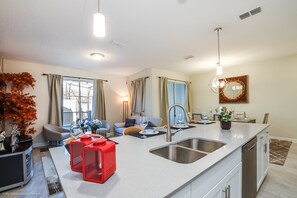 Townhome, 4 Bedrooms | Private kitchen