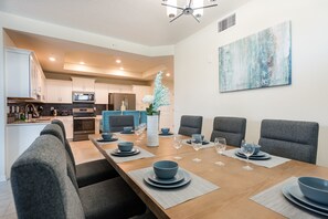 Apartment, 3 Bedrooms | In-room dining