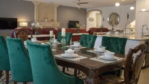 Ferienhaus, Mehrere Betten | Essbereich im Zimmer
