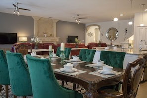 Talo, useita sänkyjä | Ruokailu omassa huoneessa