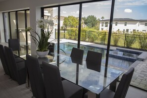 House, 5 Bedrooms | In-room dining