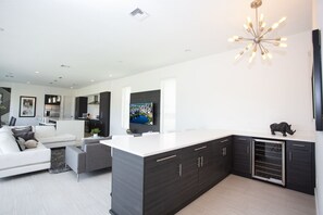 House, 5 Bedrooms | Living area