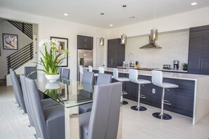 House, 5 Bedrooms | In-room dining