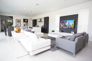 House, 5 Bedrooms | Living area