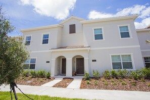 Townhome, 4 Bedrooms | Front of property