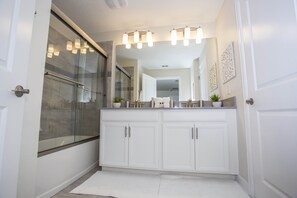 Casa adosada, 4 habitaciones | Lavabo del cuarto de baño