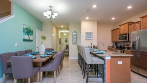 Maison mitoyenne, 5 chambres | Restauration dans la chambre