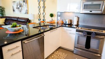 Townhome, 3 Bedrooms | Private kitchen | Microwave, oven, dishwasher, coffee/tea maker