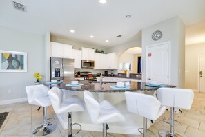 House, 6 Bedrooms | Private kitchen