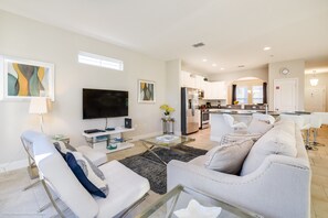 House, 6 Bedrooms | Living area