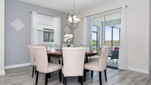 Ferienhaus, 6 Schlafzimmer | Essbereich im Zimmer