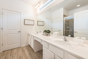 Ferienhaus, Mehrere Betten | Waschbecken im Bad