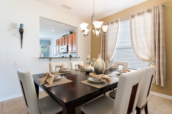 House, 5 Bedrooms | In-room dining