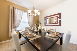 House, 5 Bedrooms | In-room dining