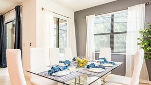 Ferienhaus, Mehrere Betten | Essbereich im Zimmer