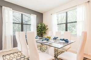 Maison, Plusieurs lits | Repas dans la chambre