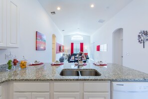 House, 4 Bedrooms | Private kitchen