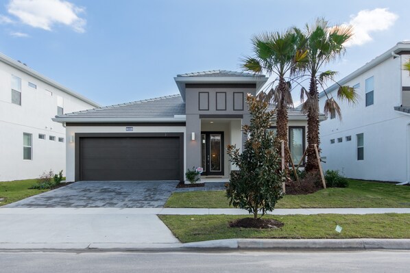 House, 4 Bedrooms | Front of property