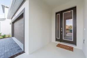 House, 4 Bedrooms | Property entrance