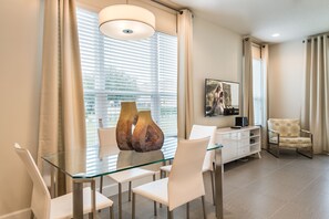 Stadtwohnung, 3 Schlafzimmer | Essbereich im Zimmer