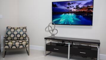 Townhome, 3 Bedrooms | Televisyen