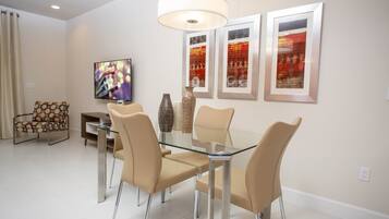 Makan di kamar