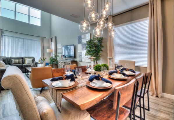 House, 5 Bedrooms | In-room dining