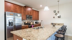Maison en rangée, 4 chambres | Cuisine privée | Four à micro-ondes, un four, surface de cuisson, lave-vaisselle