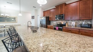 Maison en rangée, 4 chambres | Cuisine privée | Four à micro-ondes, un four, surface de cuisson, lave-vaisselle