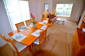 House, 4 Bedrooms | Makan dalam bilik